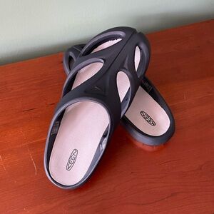 Keen Shanti Slides/Clogs for men. Size 9 Navy Blue. Perfect beach shoes.